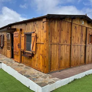 Agradable Mini Casa De Madera Con Jardín Amplio Chalet